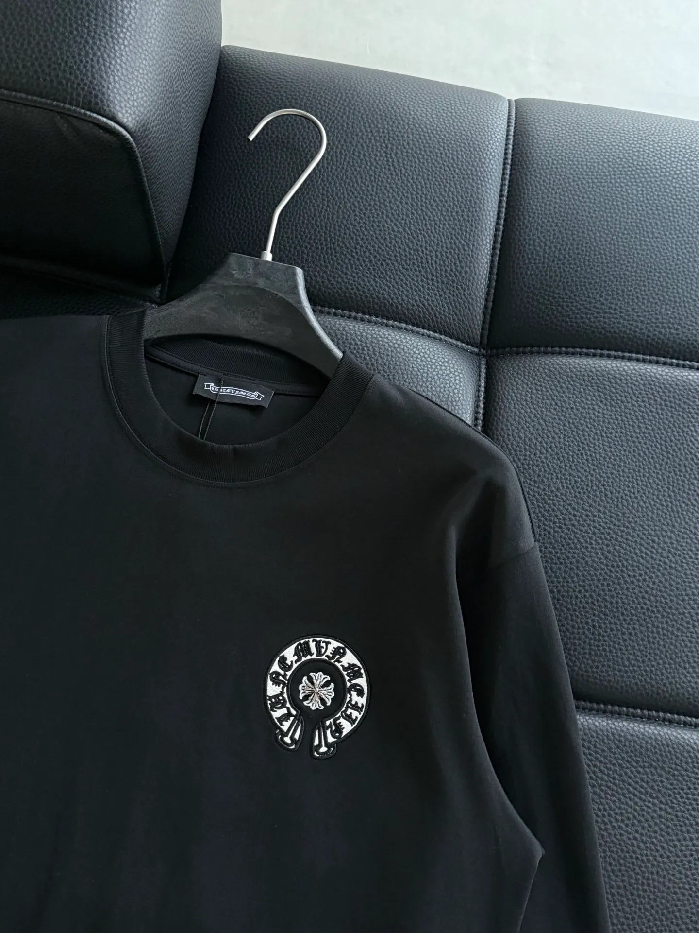 P400 ChromeHearts Chrome Heart Round Neck Long Sleeve The pursuit of quality absolutely guarantees quality! Using double-sided cotton fabric, the texture is clearly visible, the texture is soft, delicate and smooth, and the customized three-dimensional embroidery and leather patchwork technology is full of drape! The workmanship is fine and the shoulder lines are smooth. All imported chain machines are used to make the shoulder rolling strips. It has a certain thickness and is not made of cheap material but has a shiny feel that is comfortable and not tight on the upper body. It is the most avant-garde street item that can be easily matched by both men and women!  Color: black white Size: m-3xl Style number: 3576